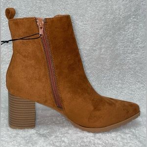 Womens size 7.5 Suede High Heel Boots